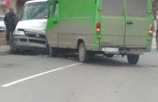 Новини Вінниці / Два «буса» зіштовхнулись у Вінниці. Є постраждалі (ФОТО)