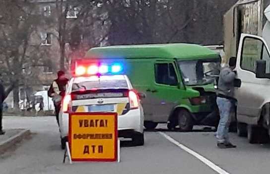 Новини Вінниці / Два «буса» зіштовхнулись у Вінниці. Є постраждалі (ФОТО)