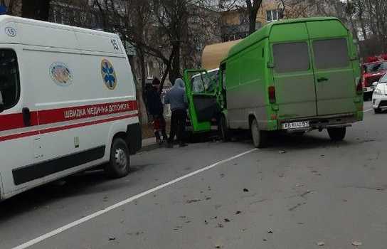 Новини Вінниці / Два «буса» зіштовхнулись у Вінниці. Є постраждалі (ФОТО)