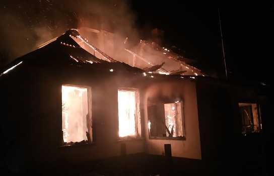 Новини Вінниці / Дитячий садочок та ФАП згоріли ввечері у селі на Вінниччині: пожежу гасили 22 рятувальники (ФОТО)