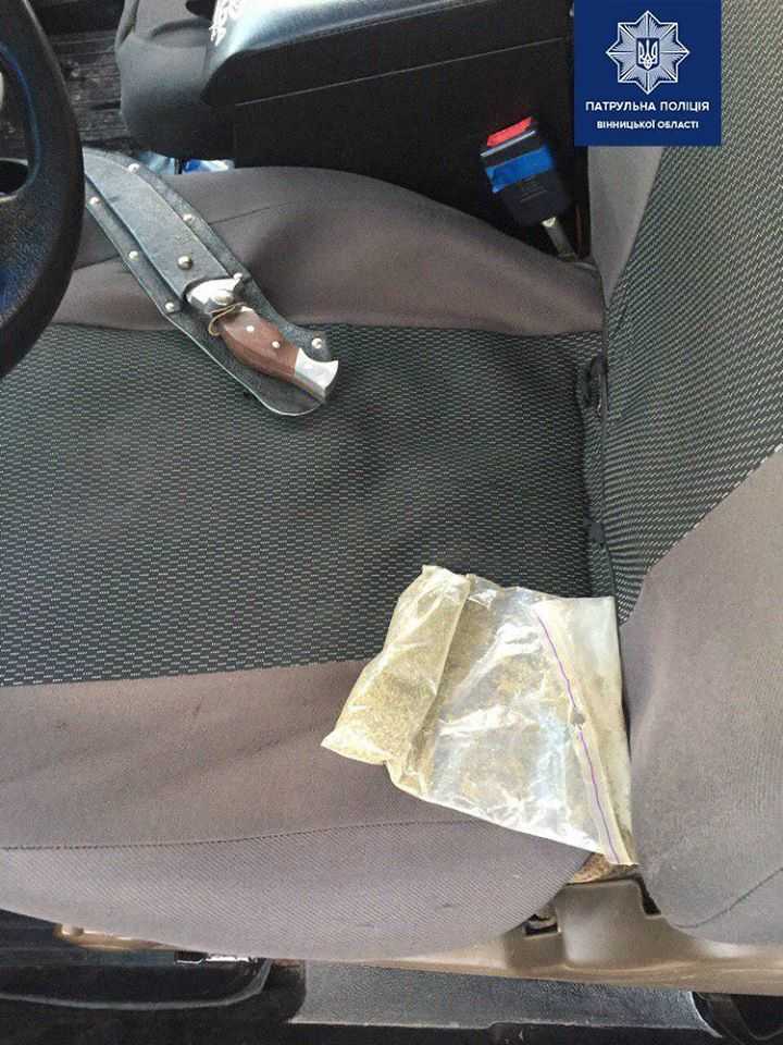 Новини Вінниці / «Шістку» зі зброєю та наркотиками зупинили патрульні на Вінниччині (ФОТО) 