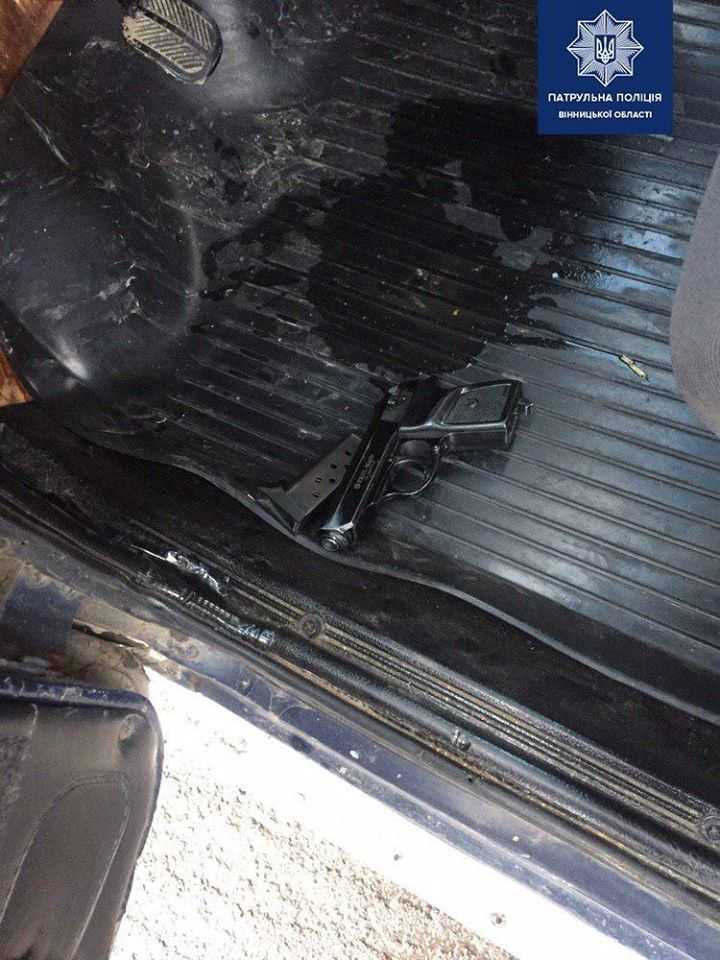 Новини Вінниці / «Шістку» зі зброєю та наркотиками зупинили патрульні на Вінниччині (ФОТО) 