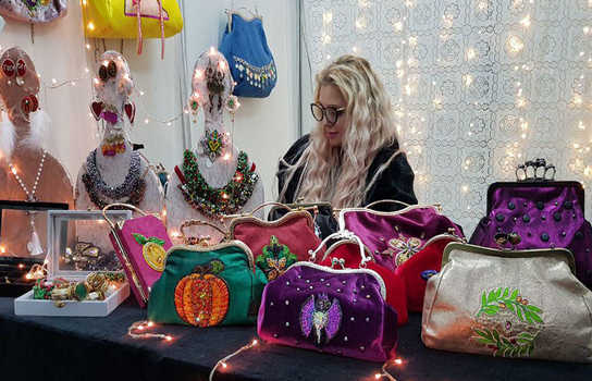 Новини Вінниці / Неповторні сумки з французькою вишивкою у Вінниці: Аліса Алікова створює жіночі аксесуари, які користуються шаленим попитом в Італії (ФОТО)