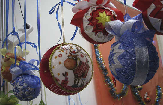 Новини Вінниці / Вінничан намагалися зацікавити новорічними кулями, зробленими за східною технікою (ФОТО) 