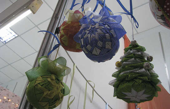 Новини Вінниці / Вінничан намагалися зацікавити новорічними кулями, зробленими за східною технікою (ФОТО) 