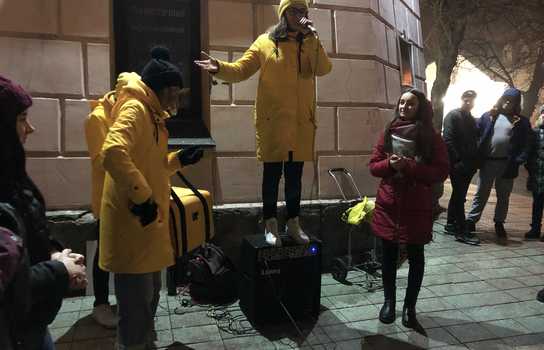 Новини Вінниці / Як у Вінниці 100 доларів шукали? Переможниця ледь не залишилася без призу (ФОТО)