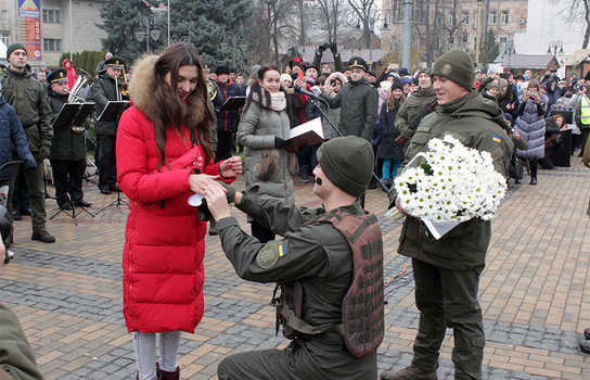 Новини Вінниці / У Вінниці двоє військових освідчилися у коханні (ФОТО)