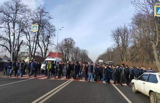 Новини Вінниці / Під Вінницею через «ринок землі» аграрії перекрили дорогу (ФОТО)
