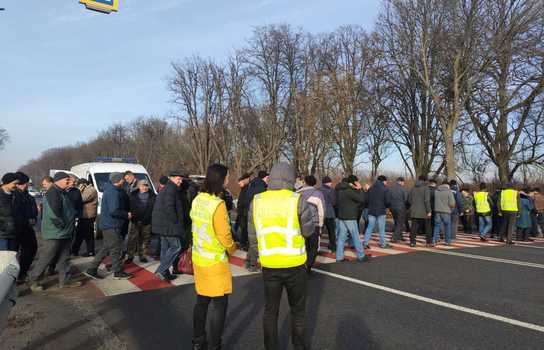 Новини Вінниці / Під Вінницею через «ринок землі» аграрії перекрили дорогу (ФОТО)