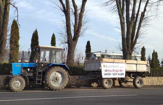 Новини Вінниці / Під Вінницею через «ринок землі» аграрії перекрили дорогу (ФОТО)