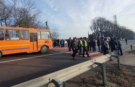 Новини Вінниці / Під Вінницею через «ринок землі» аграрії перекрили дорогу (ФОТО)