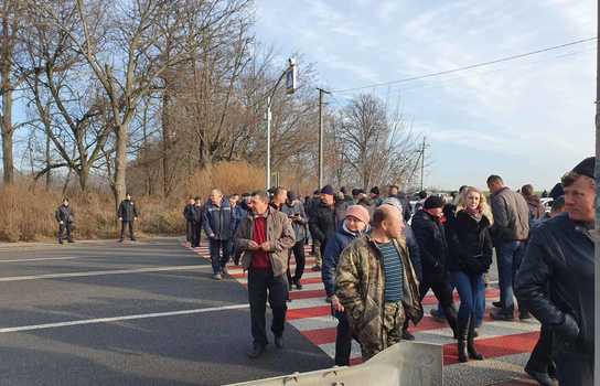 Новини Вінниці / Під Вінницею через «ринок землі» аграрії перекрили дорогу (ФОТО)