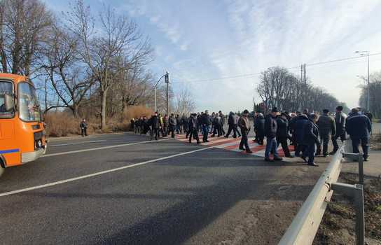 Новини Вінниці / Під Вінницею через «ринок землі» аграрії перекрили дорогу (ФОТО)