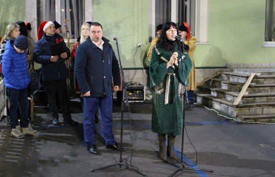 Новини Вінниці / Вінницькі депутати Чаленко і Власюк урочисто відкрили ялинку для мешканців мікрорайону у Вінниці (ФОТО)