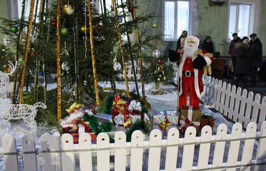 Новини Вінниці / Вінницькі депутати Чаленко і Власюк урочисто відкрили ялинку для мешканців мікрорайону у Вінниці (ФОТО)