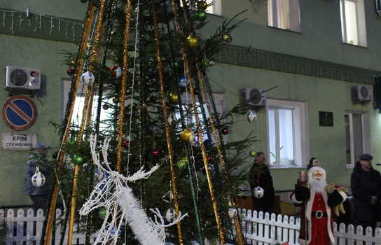 Новини Вінниці / Вінницькі депутати Чаленко і Власюк урочисто відкрили ялинку для мешканців мікрорайону у Вінниці (ФОТО)