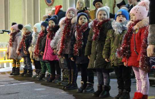 Новини Вінниці / Вінницькі депутати Чаленко і Власюк урочисто відкрили ялинку для мешканців мікрорайону у Вінниці (ФОТО)