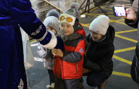Новини Вінниці / Вінницькі депутати Чаленко і Власюк урочисто відкрили ялинку для мешканців мікрорайону у Вінниці (ФОТО)