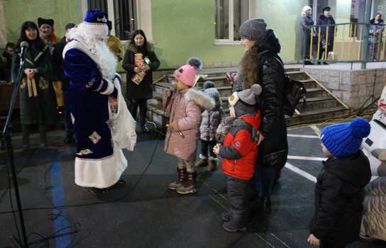 Новини Вінниці / Вінницькі депутати Чаленко і Власюк урочисто відкрили ялинку для мешканців мікрорайону у Вінниці (ФОТО)