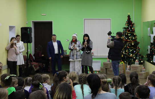 Новини Вінниці / Вінницькі депутати Чаленко і Власюк урочисто відкрили ялинку для мешканців мікрорайону у Вінниці (ФОТО)