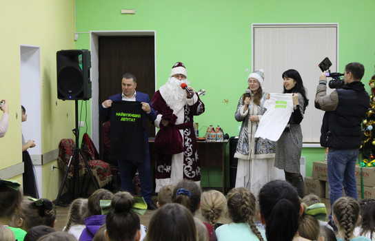 Новини Вінниці / Вінницькі депутати Чаленко і Власюк урочисто відкрили ялинку для мешканців мікрорайону у Вінниці (ФОТО)