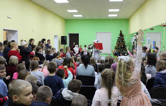 Новини Вінниці / Вінницькі депутати Чаленко і Власюк урочисто відкрили ялинку для мешканців мікрорайону у Вінниці (ФОТО)