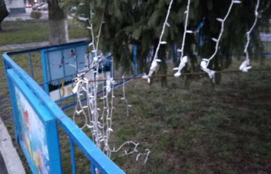 Новини Вінниці / На Вінниччині намагались «роздягнути» головну ялинку  (ФОТО)