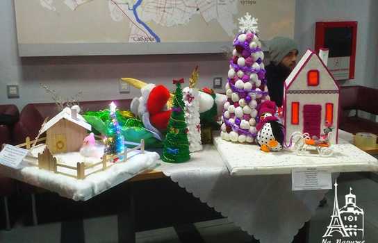 Новини Вінниці / У холі Вінницької міськради відкрилася новорічна виставка (ФОТО)