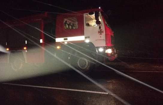 Новини Вінниці / Моторошна аварія біля Гнівані на Вінниччині: одна людина загинула, двоє дорослих та двоє дітей постраждали (ФОТО)