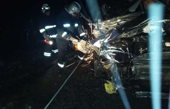 Новини Вінниці / Моторошна аварія біля Гнівані на Вінниччині: одна людина загинула, двоє дорослих та двоє дітей постраждали (ФОТО)