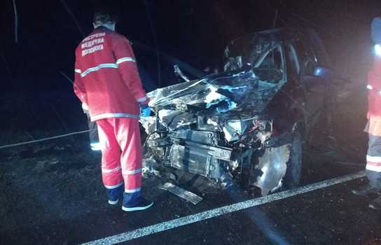 Новини Вінниці / Моторошна аварія біля Гнівані на Вінниччині: одна людина загинула, двоє дорослих та двоє дітей постраждали (ФОТО)