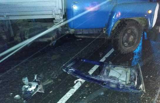 Новини Вінниці / Моторошна аварія біля Гнівані на Вінниччині: одна людина загинула, двоє дорослих та двоє дітей постраждали (ФОТО)