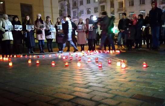 Новини Вінниці / Літак із сотні лампадок виклали вінничани у центрі міста: вшанували пам’ять загиблих в авіакатастрофі у Тегерані (ФОТО)