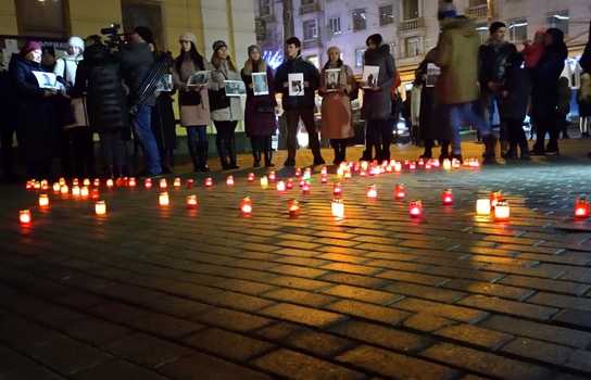 Новини Вінниці / Літак із сотні лампадок виклали вінничани у центрі міста: вшанували пам’ять загиблих в авіакатастрофі у Тегерані (ФОТО)