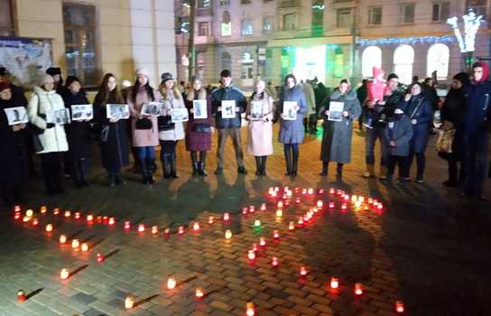 Новини Вінниці / Літак із сотні лампадок виклали вінничани у центрі міста: вшанували пам’ять загиблих в авіакатастрофі у Тегерані (ФОТО)