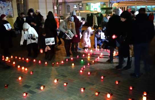 Новини Вінниці / Літак із сотні лампадок виклали вінничани у центрі міста: вшанували пам’ять загиблих в авіакатастрофі у Тегерані (ФОТО)