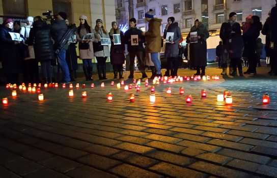 Новини Вінниці / Літак із сотні лампадок виклали вінничани у центрі міста: вшанували пам’ять загиблих в авіакатастрофі у Тегерані (ФОТО)