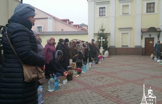 Новини Вінниці / У Вінниці тисячі людей прийшли освячувати воду до Спасо-Преображенського собору ПЦУ (ФОТО, ВІДЕО)