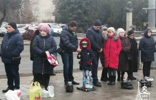 Новини Вінниці / У Вінниці тисячі людей прийшли освячувати воду до Спасо-Преображенського собору ПЦУ (ФОТО, ВІДЕО)