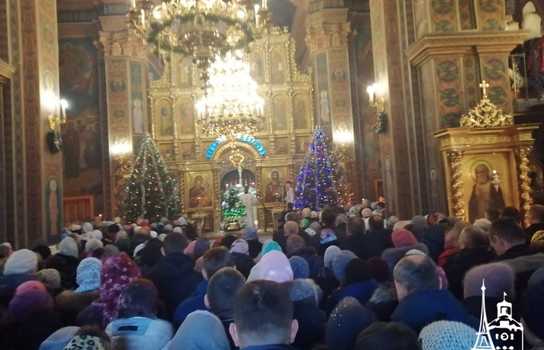 Новини Вінниці / У Вінниці тисячі людей прийшли освячувати воду до Спасо-Преображенського собору ПЦУ (ФОТО, ВІДЕО)