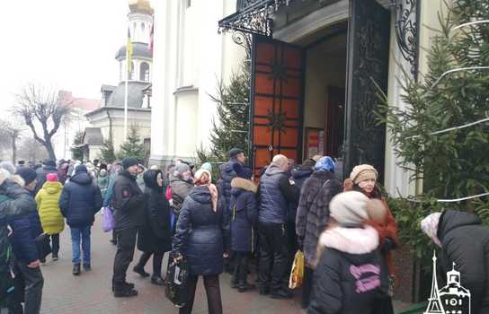 Новини Вінниці / У Вінниці тисячі людей прийшли освячувати воду до Спасо-Преображенського собору ПЦУ (ФОТО, ВІДЕО)