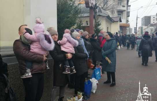 Новини Вінниці / У Вінниці тисячі людей прийшли освячувати воду до Спасо-Преображенського собору ПЦУ (ФОТО, ВІДЕО)