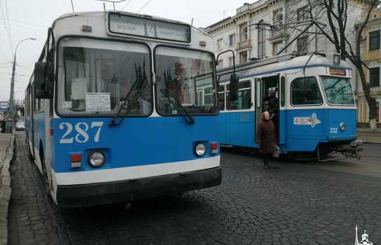 Новини Вінниці / У Вінниці тролейбус на 15 хвилин перекрив центр міста: його штовхали пасажири і перехожі (ФОТО,ВІДЕО)