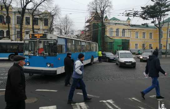 Новини Вінниці / У Вінниці тролейбус на 15 хвилин перекрив центр міста: його штовхали пасажири і перехожі (ФОТО,ВІДЕО)