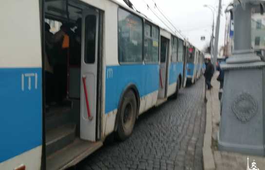 Новини Вінниці / У Вінниці тролейбус на 15 хвилин перекрив центр міста: його штовхали пасажири і перехожі (ФОТО,ВІДЕО)
