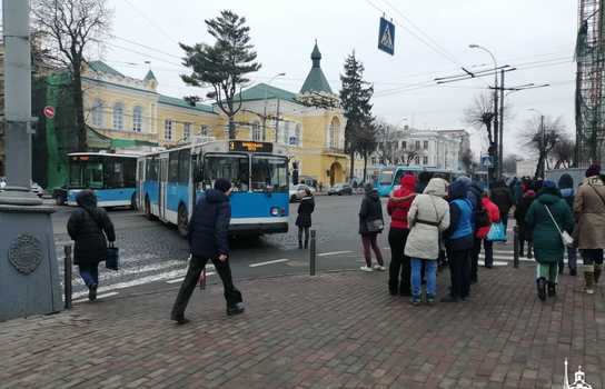 Новини Вінниці / У Вінниці тролейбус на 15 хвилин перекрив центр міста: його штовхали пасажири і перехожі (ФОТО,ВІДЕО)