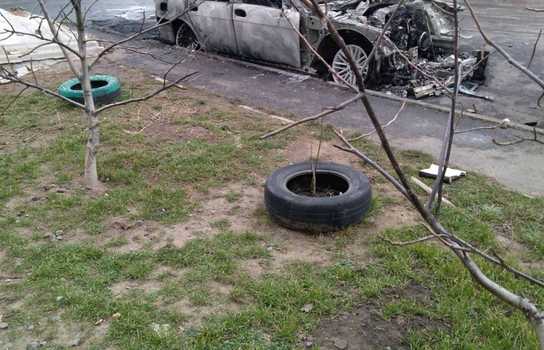 Новини Вінниці / Дев’ятеро рятувальників гасили BMW по вулиці Бевза у Вінниці: врятувати машину не вдалося (ФОТО)