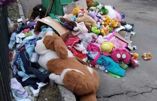 Новини Вінниці / Дитячі іграшки на смітнику біля вінницького дитячого будинку: думки містян розділилися (ФОТО)