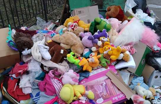 Новини Вінниці / Дитячі іграшки на смітнику біля вінницького дитячого будинку: думки містян розділилися (ФОТО)