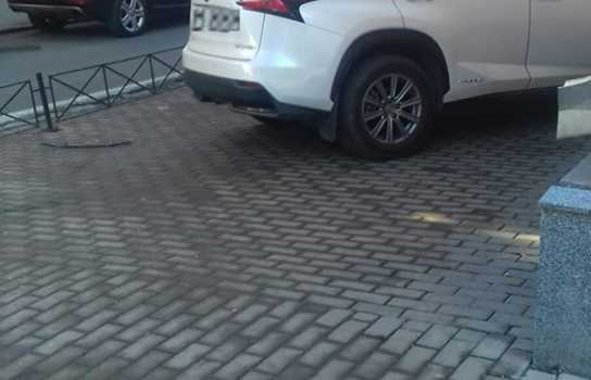 Новини Вінниці / Вінничанка за кермом «Лексуса» в’їхала в театр (ФОТО)